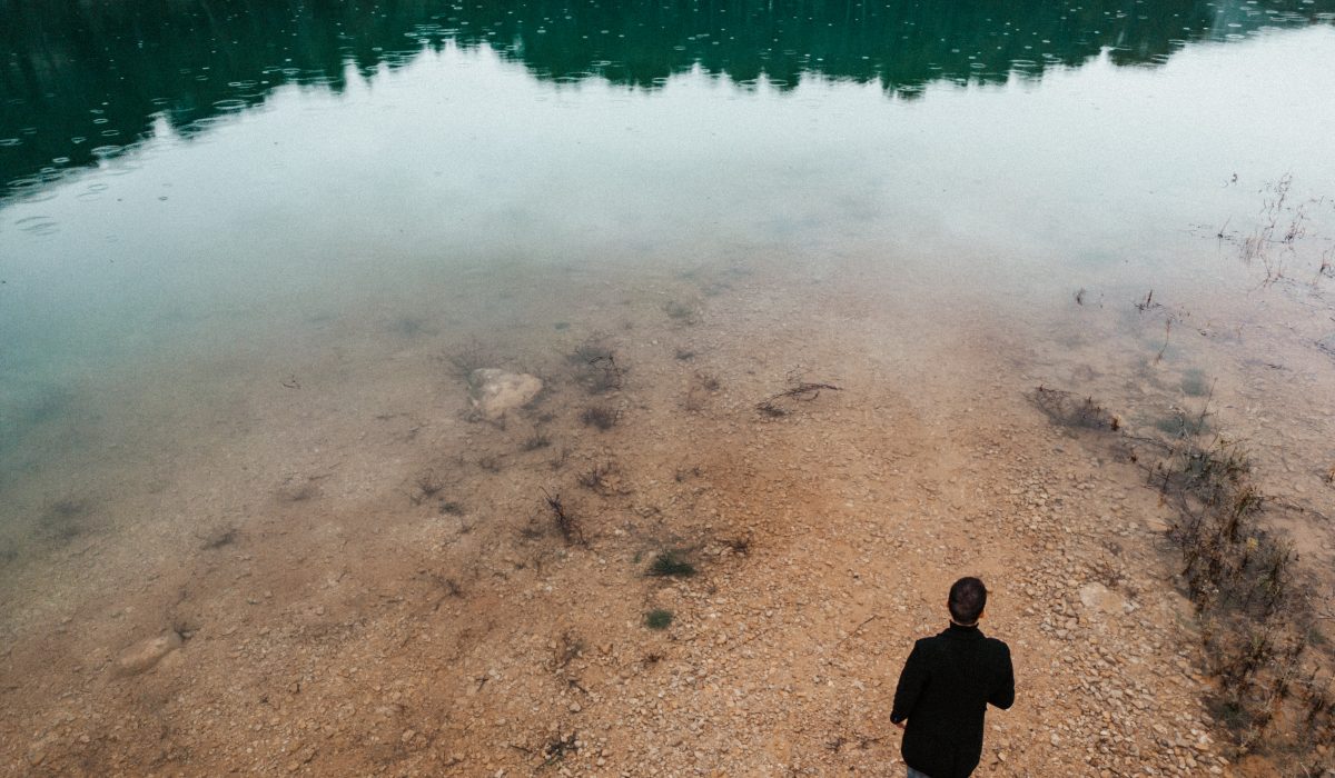 Photo prise au drone dans un lac