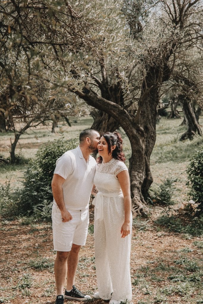 Photographie de couple dans champ d'Olivier
