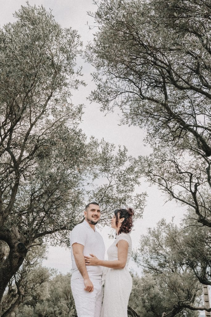 Photographie de couple dans champ d'Olivier