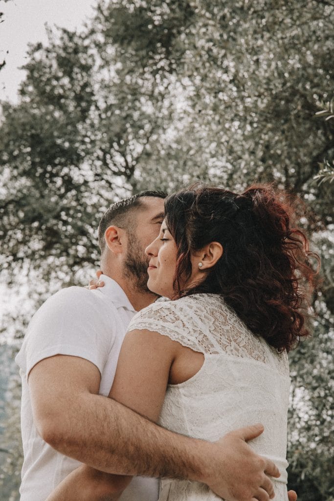 Photographie de couple dans champ d'Olivier