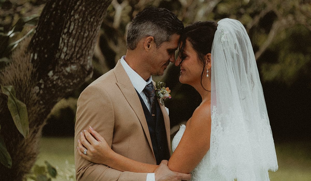 Portrait des mariés front contre front sous les arbres, photographe mariage Guadeloupe