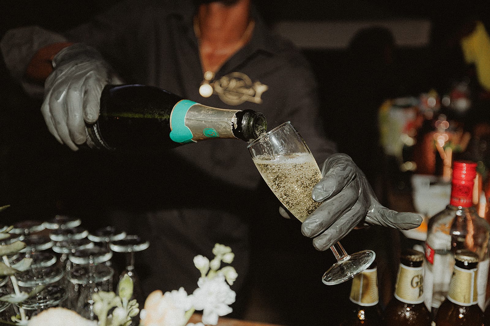 Le serveur verse le champagne pendant la réception, mariage en Guadeloupe