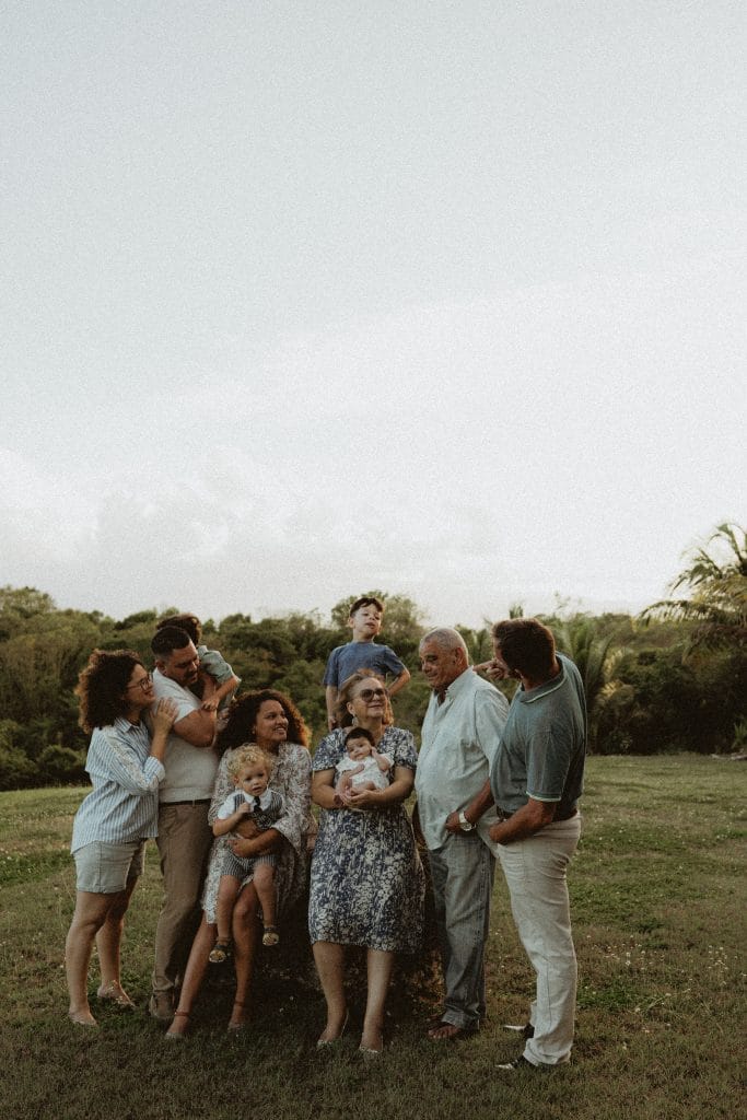 hoto de grande famille intergénérationnelle réunie dans un jardin verdoyant en Guadeloupe, photographe famille CW Photographe