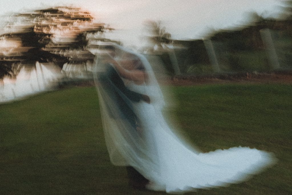 Photo de mariage artistique avec effet de flou de mouvement sur les mariés, photographe mariage Guadeloupe CW Photographe