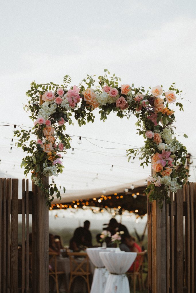 Arche fleurie et réception sous chapiteau, mariage en Guadeloupe